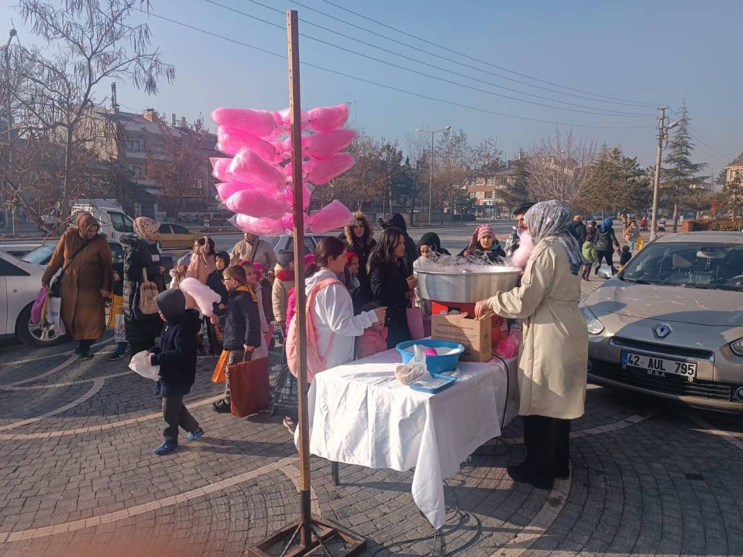 Konya’da şivlilik toplayan çocuklara pamuk şeker sürprizi 5